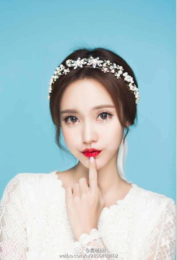 严智恩红裙,严智恩奢侈代言图片