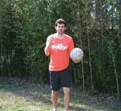 业余足球基础教学！海豹式头部颠球，提球感的正确打开方式！