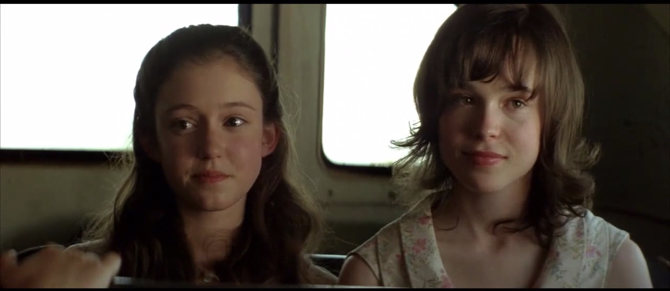 人性的丑恶在此刻一览无遗,人性是扭曲的不忍直视的