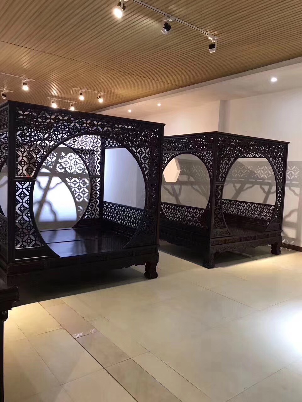 它往那里一摆，就是一首古典中透着高洁的诗！——血檀梅花架子床