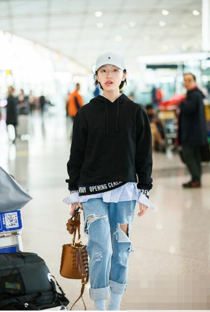 周冬雨中餐厅被路人围观,周冬雨上海国际电影节路人视角