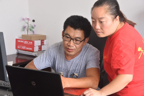 保定80后小夫妻把箱包卖到了俄罗斯