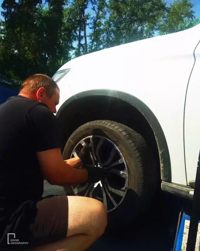 她单枪匹马从杭州出发，开着开着到了非洲腹地