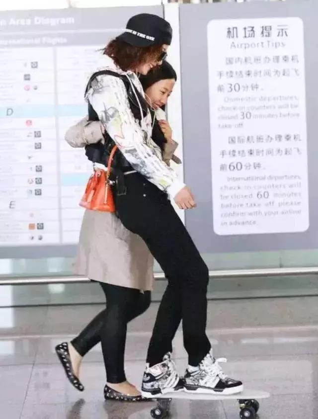 明星尬拍名场面,明星机场撞柱子尬舞