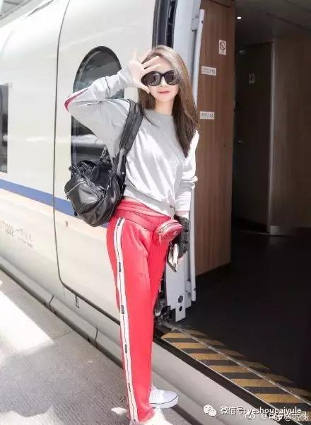 明星尬拍名场面,明星机场撞柱子尬舞