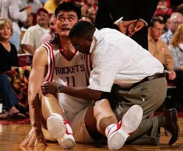 球场上感觉要抽筋如何缓解,打球太激烈小腿肌肉抽筋