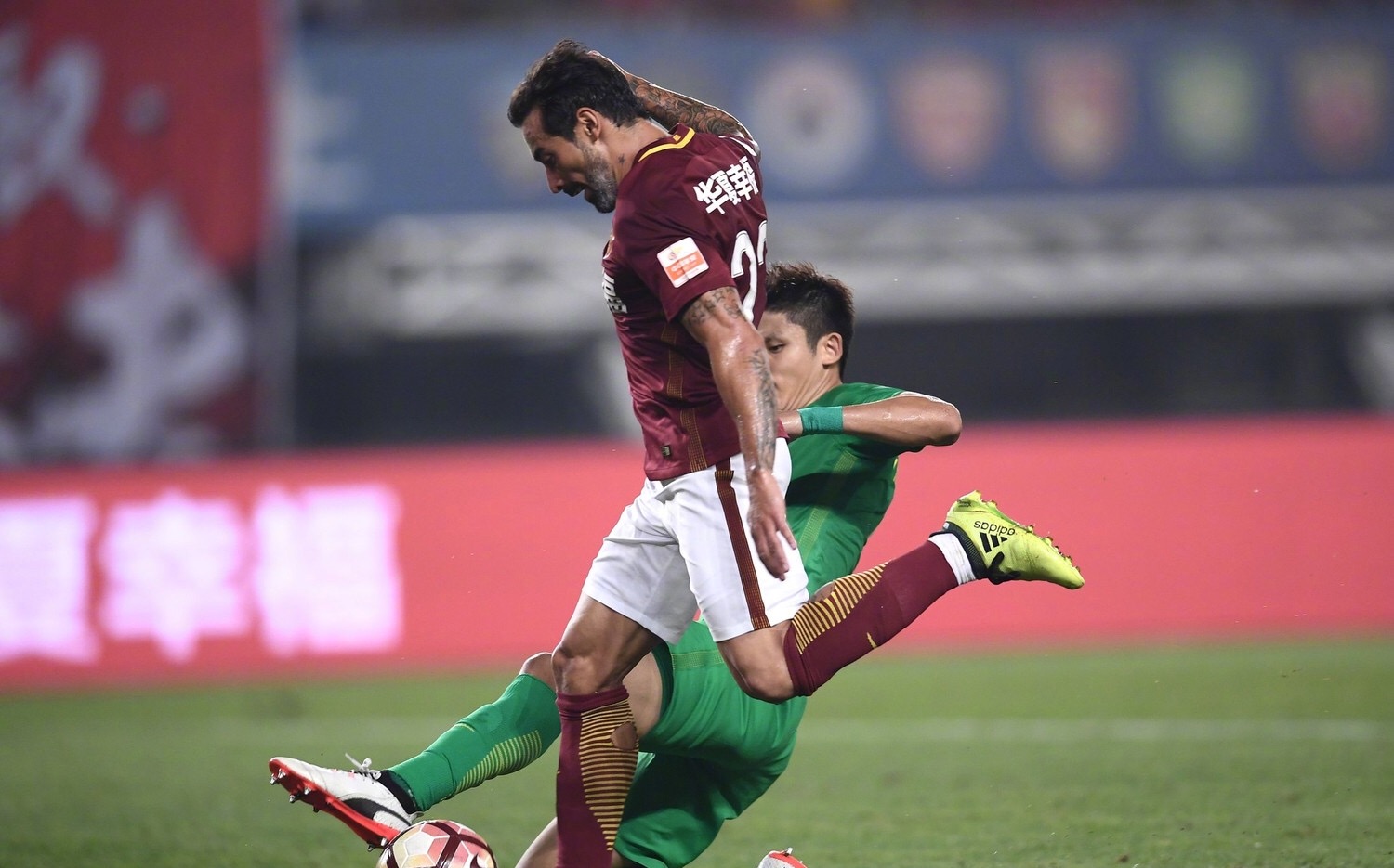 京媒谈争议判罚,京骂裁判