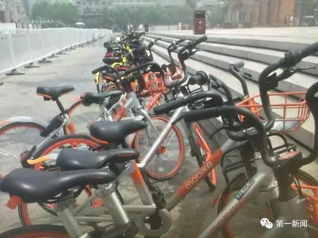 跟我排·主播来行动美女主播李甜甜做起西安地铁“引导员”