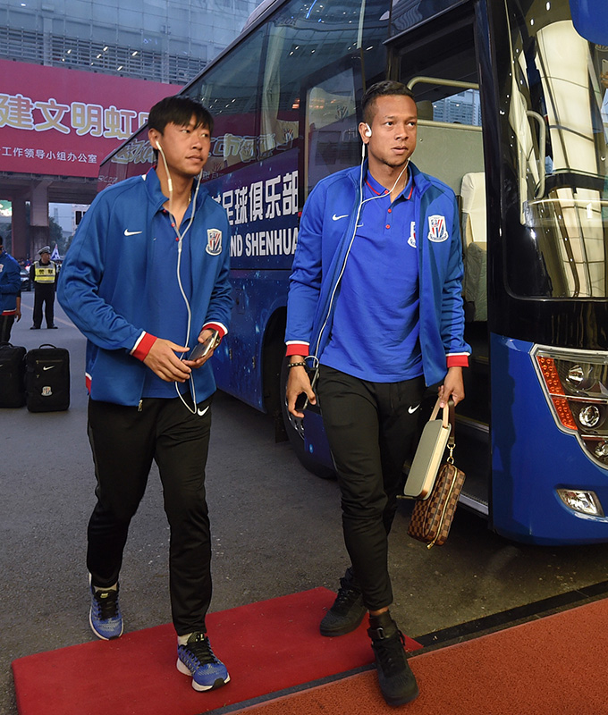 底蕴！申花首秀球迷热情迎接大巴虹口成蓝色海洋,图