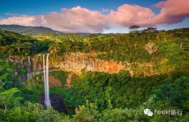 这个与马尔代夫隔海相望的火山岛国，免签人少，还可以玩遍海陆空