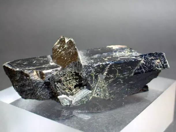 蓝宝石原矿全过程,迪拜顶级奢侈原矿宝石