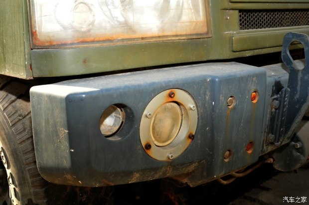 北汽军用勇士视频,国产伞兵突击车越野视频