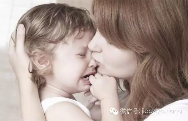 恐怖女孩吃苹果,可怕的小女孩吃东西狼吞虎咽