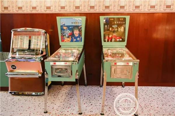 逛翻时装周之米兰站博主把最新款Moschino手机壳给你带回来了！