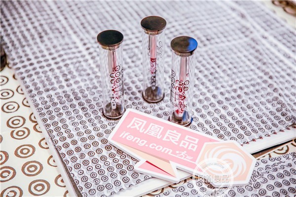 逛翻时装周之米兰站博主把最新款Moschino手机壳给你带回来了！