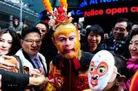 六小龄童现身安徽签售将拍3D版西游记出演孙悟空