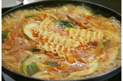 这个男人20年吃遍5600种泡面！还出版了世界泡面全书，疯了吧？