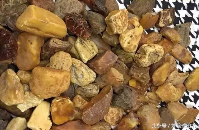 带你们了解琥珀蜜蜡真实的市场价,正宗波罗的海蜜蜡带皮