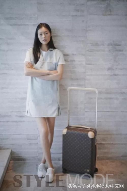 明星机场行李箱颜色,明星出门必备的行李包