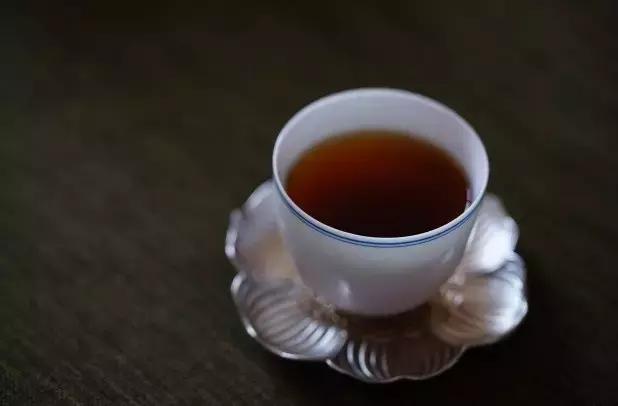 喝普洱茶感觉饿得心慌,普洱茶喝了肚子老饿