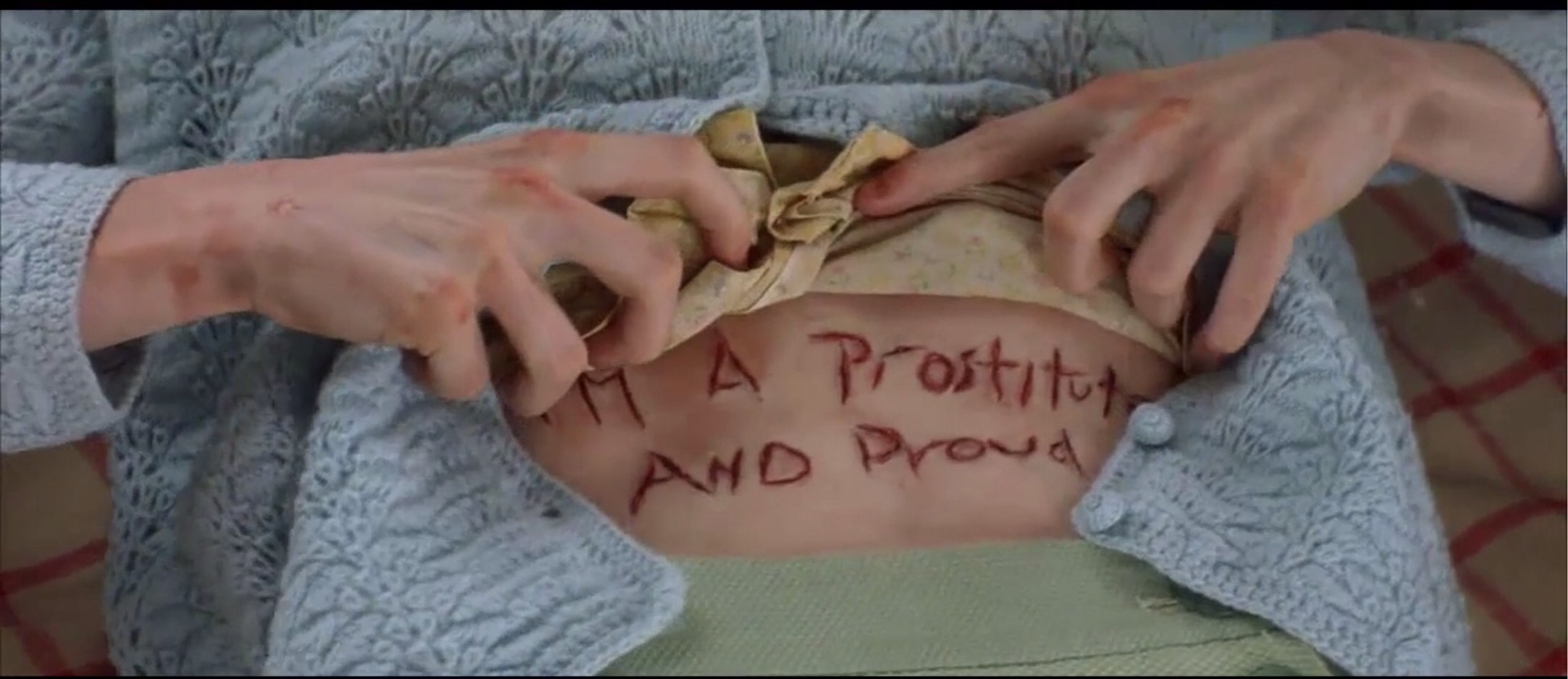 人性的丑恶在此刻一览无遗,人性是扭曲的不忍直视的