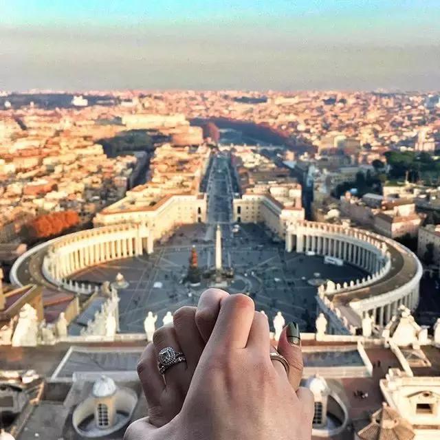 他的朋友圈里都是她,你的朋友圈全是她的照片