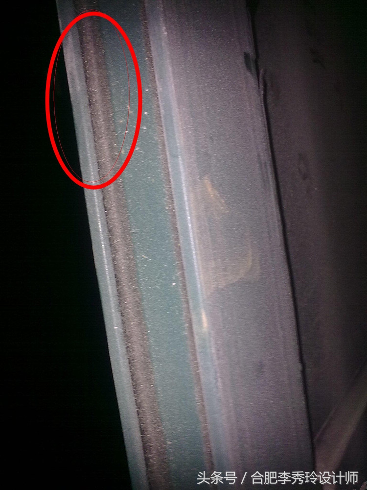 17楼阳台窗户突然掉落，全怪装修队少装这小零件！赶紧回家检查