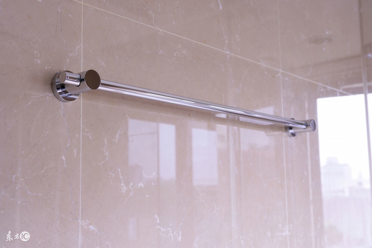 浴室卫浴五金挂件安装技巧,浴室五金挂件是打孔好还是免打孔