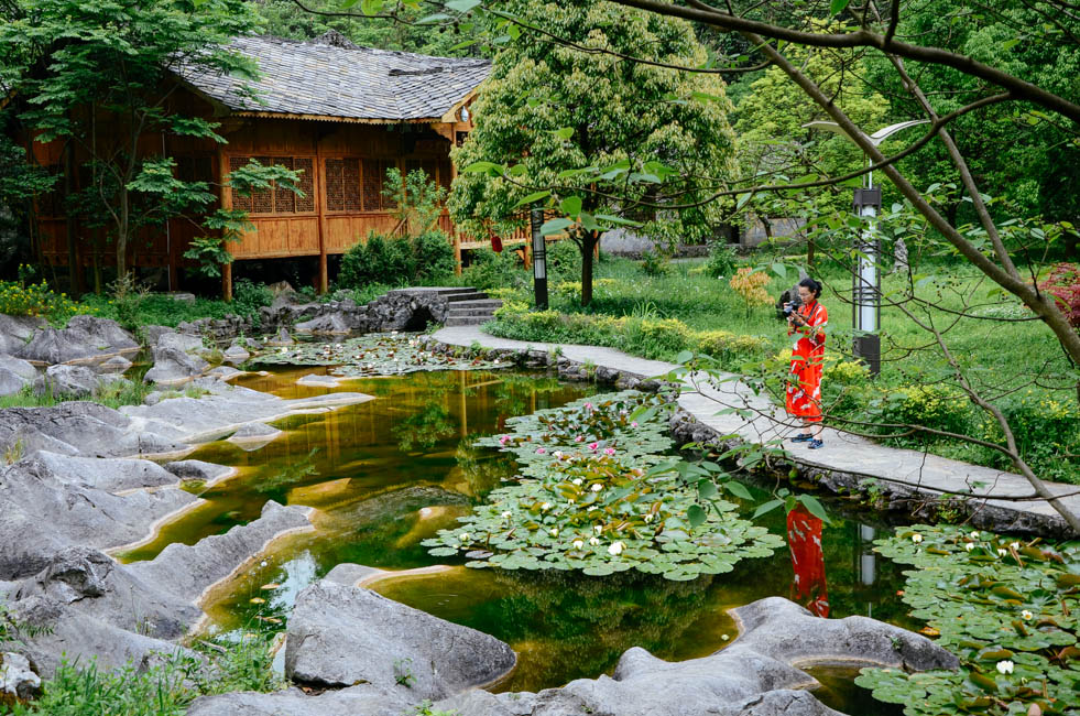 坐船水上漂,坐船漂在海面上