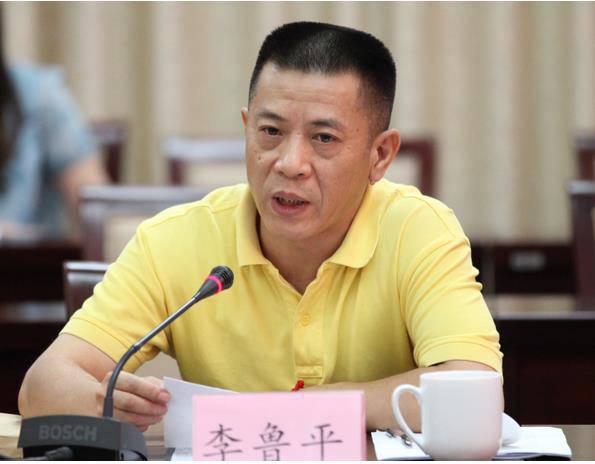 在学校讨厌同桌,小时候很讨厌跟女同学同桌