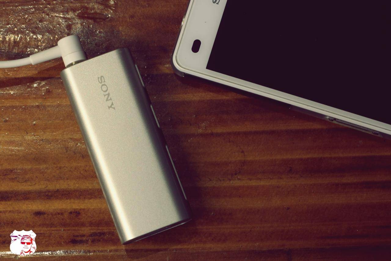 手握保温杯婴幼儿,手拿的保温杯