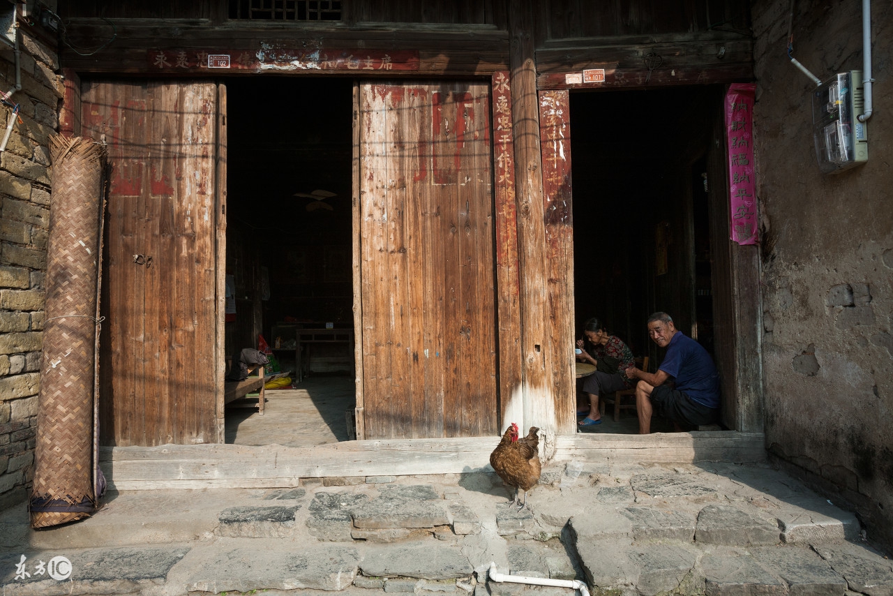云，只是自然的一分子，而人却是红尘的精灵