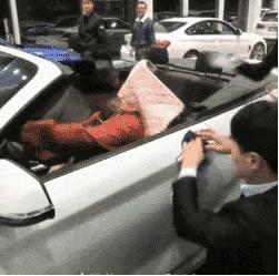 这么漂亮的姑娘怎么能让女孩闻你的脚气