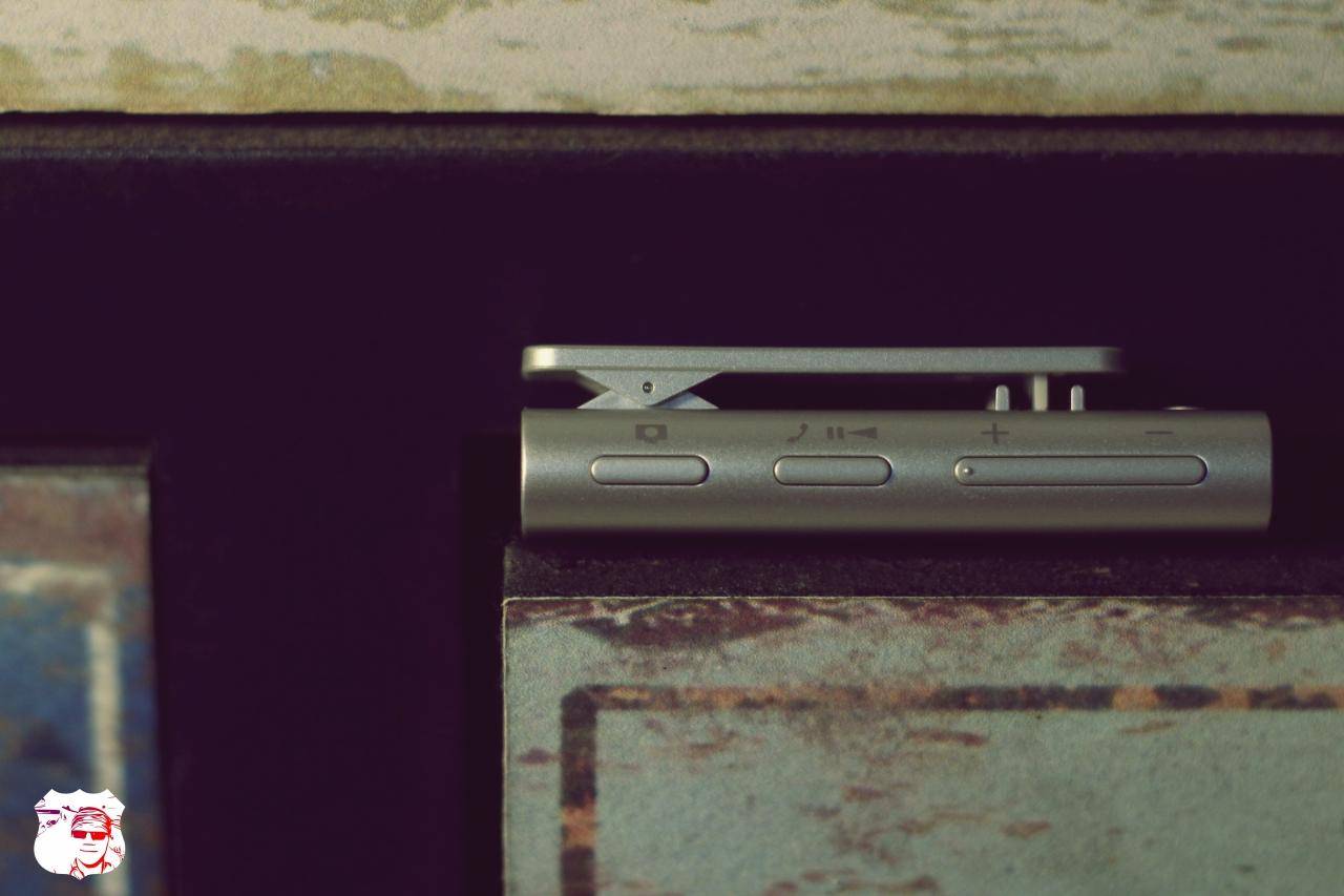 手握保温杯婴幼儿,手拿的保温杯