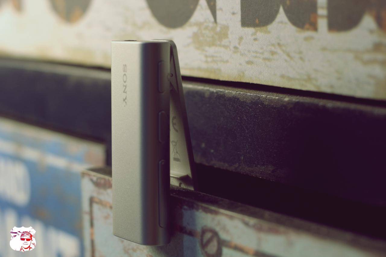 手握保温杯婴幼儿,手拿的保温杯