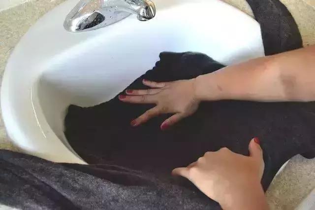 夏季衣服缩水了怎么让它变回原形,羊毛衣服机洗缩水了怎么恢复原样