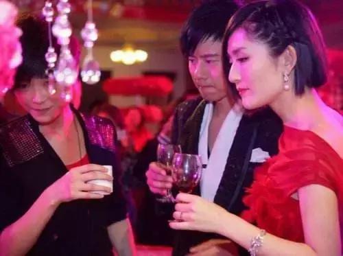 终于知道娱乐圈哪对CP爱撒狗粮了，隔着屏幕都闻到恋爱的酸臭味