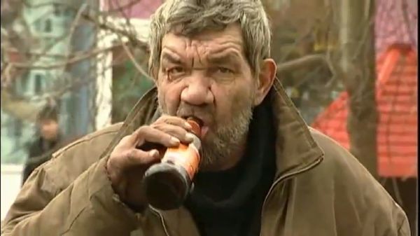 俄罗斯老铁冰天雪地喝伏特加,老俄爱喝伏特加