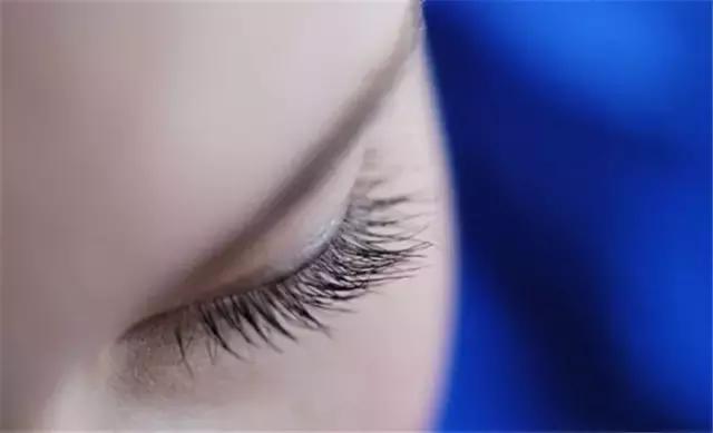 睫毛越刷越密的技巧,想要睫毛长涂什么最有效