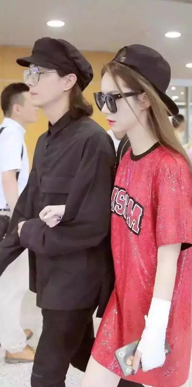 终于知道娱乐圈哪对CP爱撒狗粮了，隔着屏幕都闻到恋爱的酸臭味