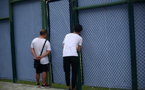 心疼现场国足球迷,球迷为国足流泪加油