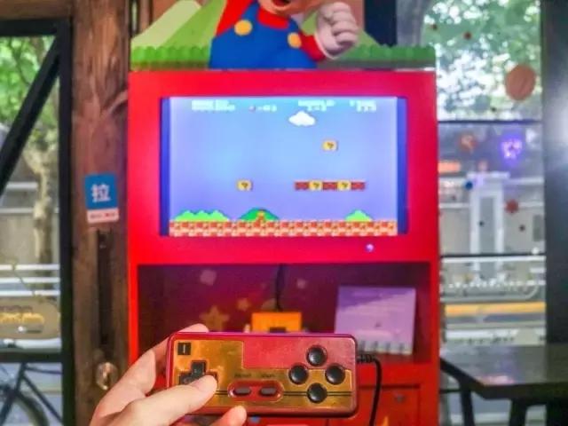 超级玛丽溜进了咖啡馆，扬言不服来战！