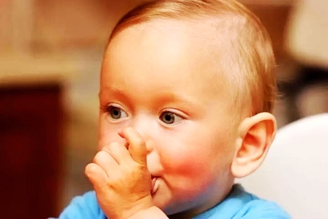 婴幼儿吸吮手指怎么办,如何戒掉宝宝吸吮手指的习惯
