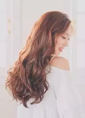 烫发洗直跟拉直哪个比较不伤头发,女士烫发不伤头发一般200多吗