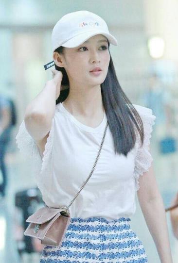 李沁现身机场，Sandro上衣，搭配气质短裙，小姐姐*服私**品味不错