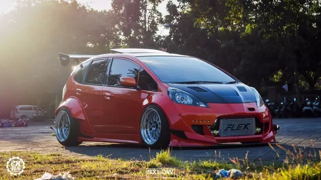 为了装上心仪轮毂换成五孔轴头，这辆爆改宽体的涡轮飞度真帅！