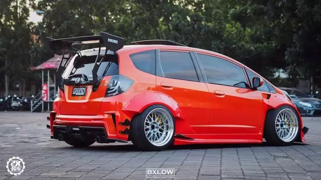 为了装上心仪轮毂换成五孔轴头，这辆爆改宽体的涡轮飞度真帅！