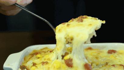 喵~铲屎官注意，郑州东区这家小店各种萌喵环绕，桌上披萨有料！