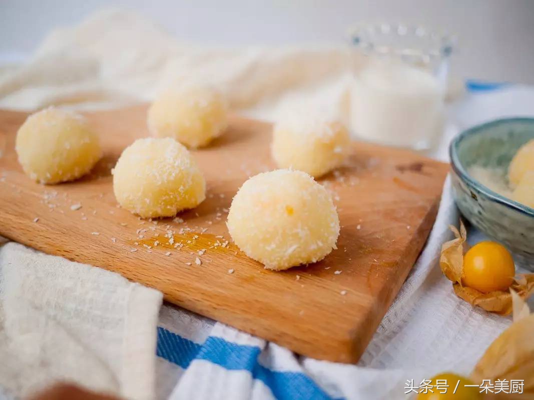 一只小小的糯米糍,一碗芒果糯米糍