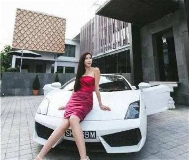 她是最成功的网红,富豪每月给22万,一辆400万豪车高调出行